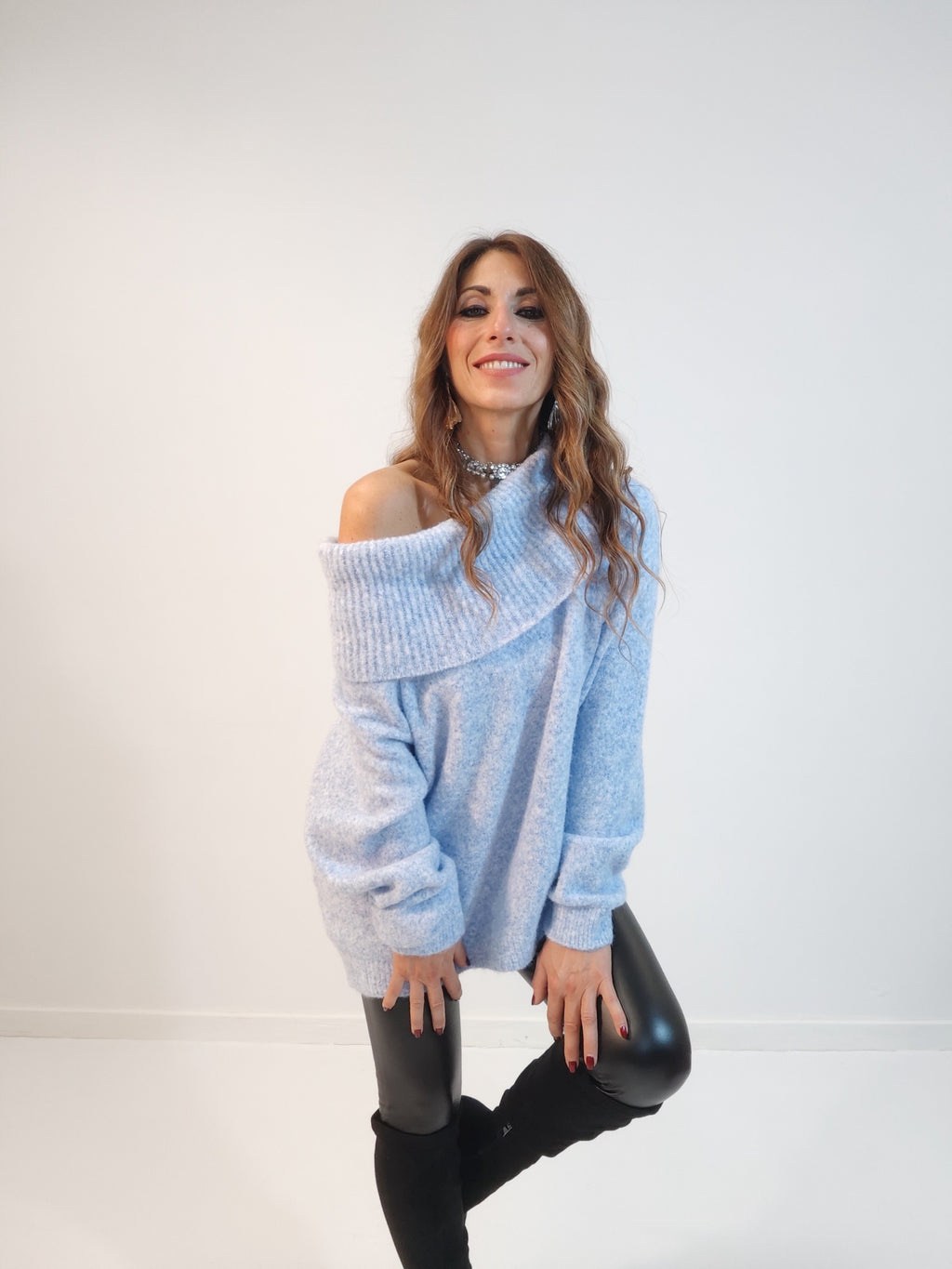 Pull azzurro polvere con spalla scesa