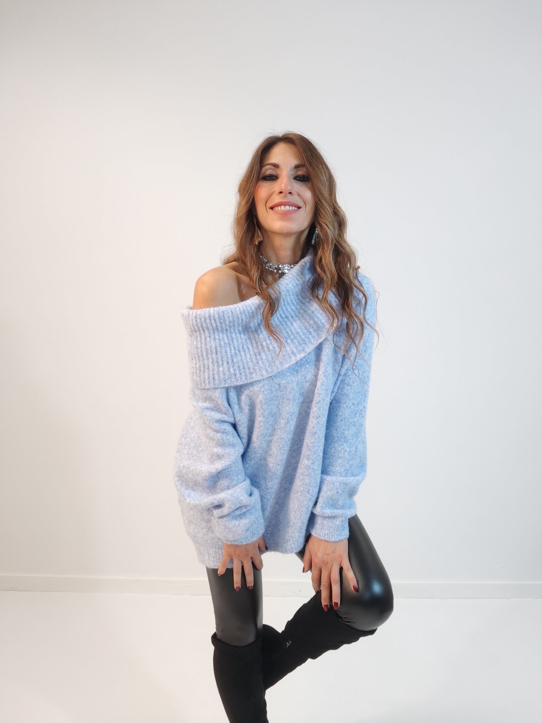 Pull azzurro polvere con spalla scesa