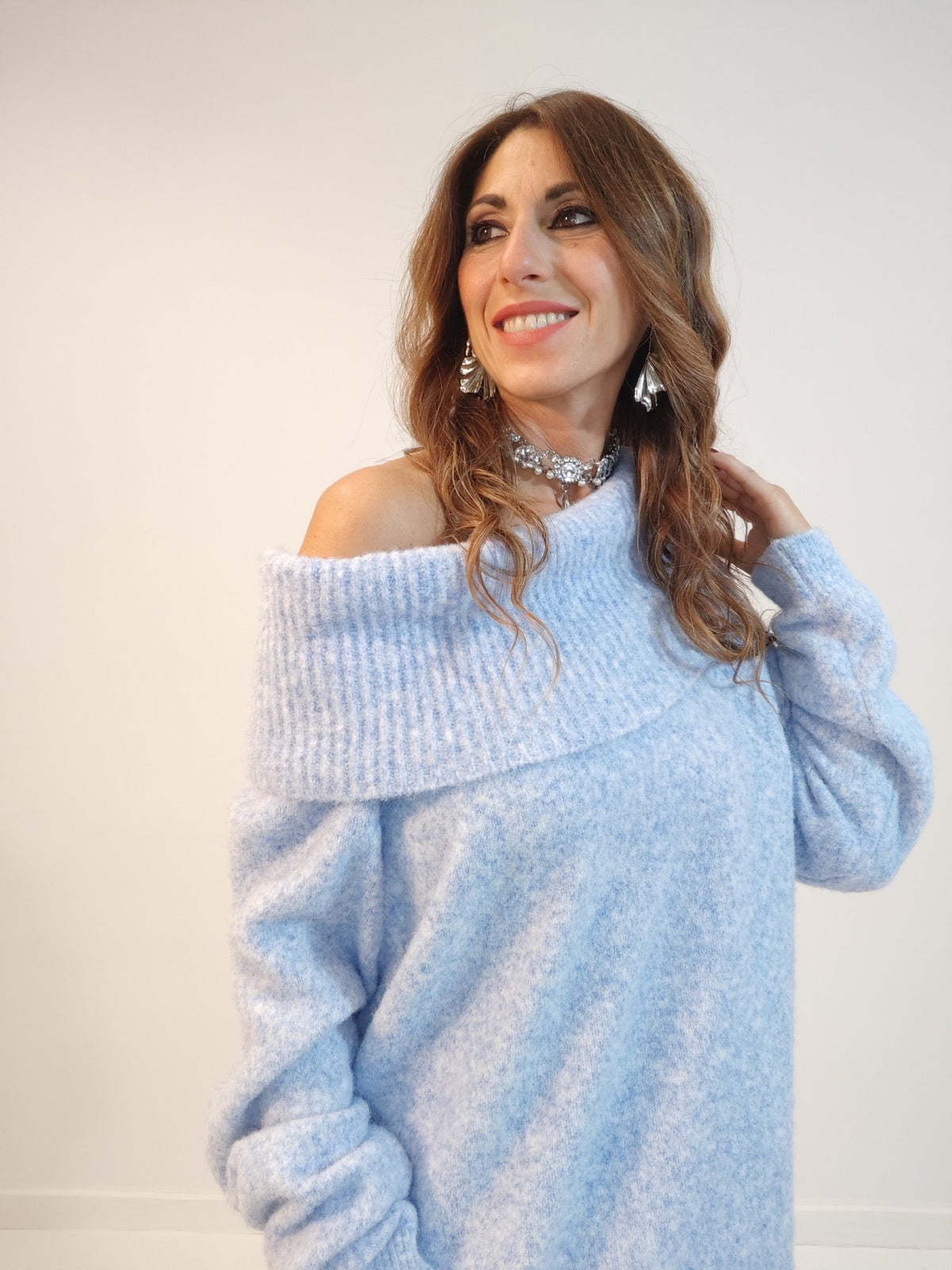 Pull azzurro polvere con spalla scesa