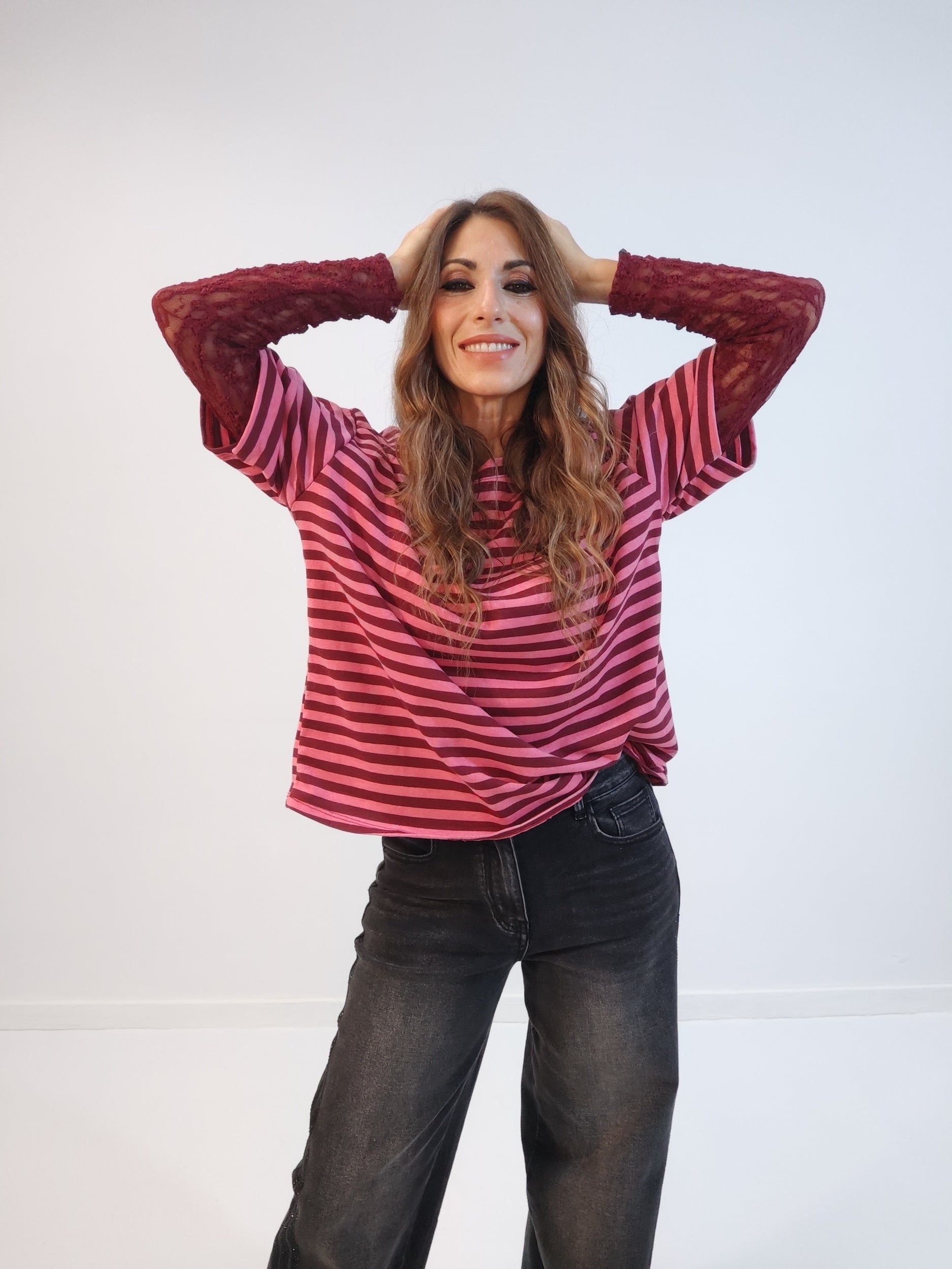 Maglia in viscosa a righe con maniche in pizzo