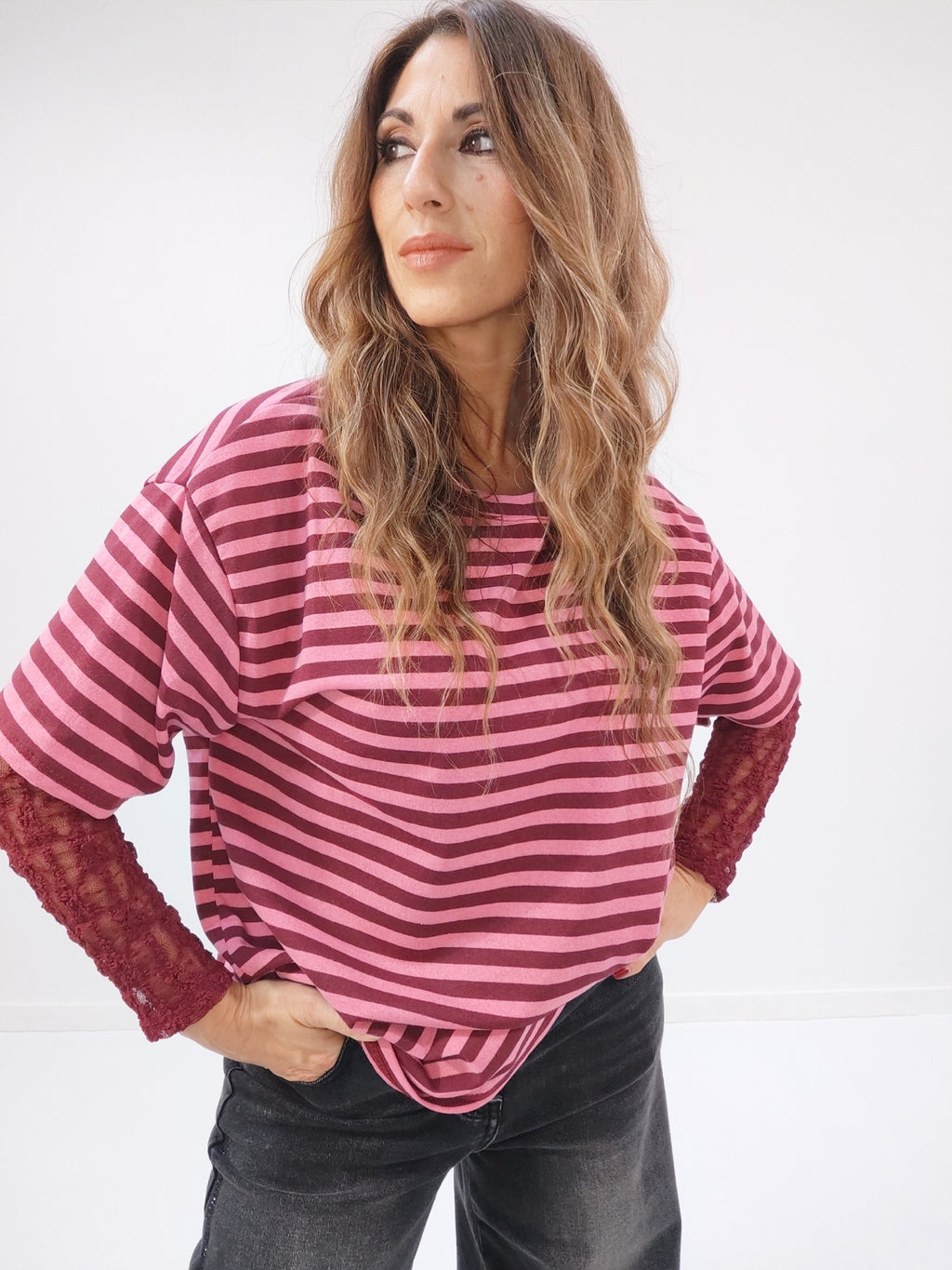 Maglia in viscosa a righe con maniche in pizzo