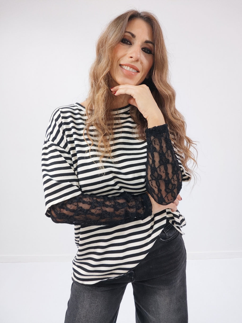Maglia in viscosa a righe con maniche in pizzo