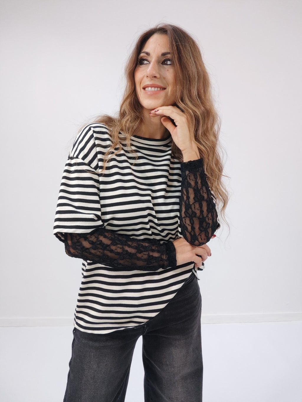 Maglia in viscosa a righe con maniche in pizzo