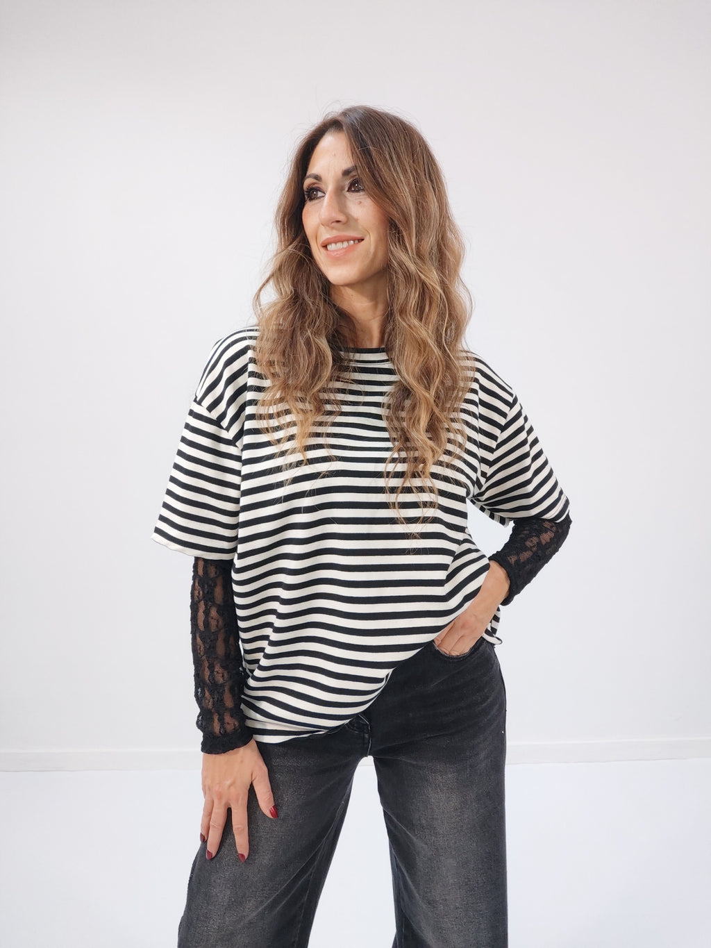 Maglia in viscosa a righe con maniche in pizzo