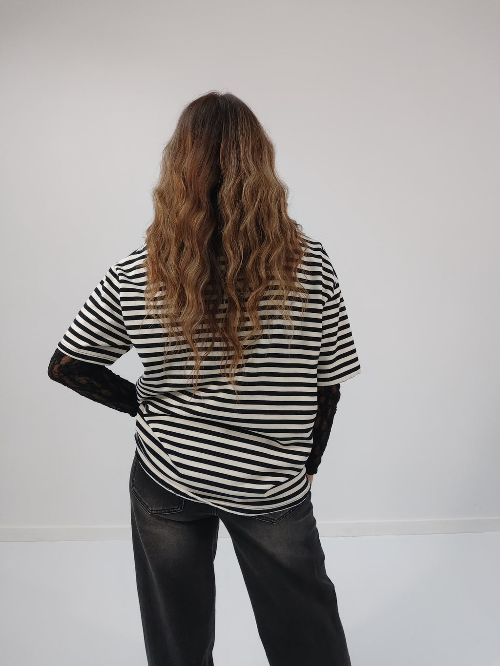 Maglia in viscosa a righe con maniche in pizzo