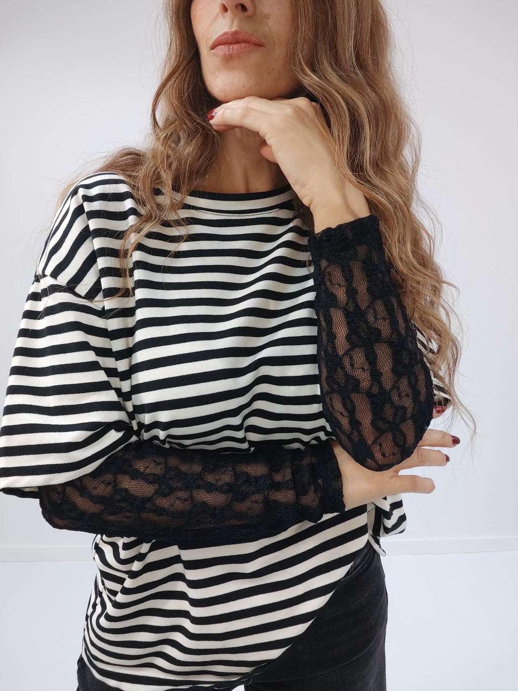 Maglia in viscosa a righe con maniche in pizzo
