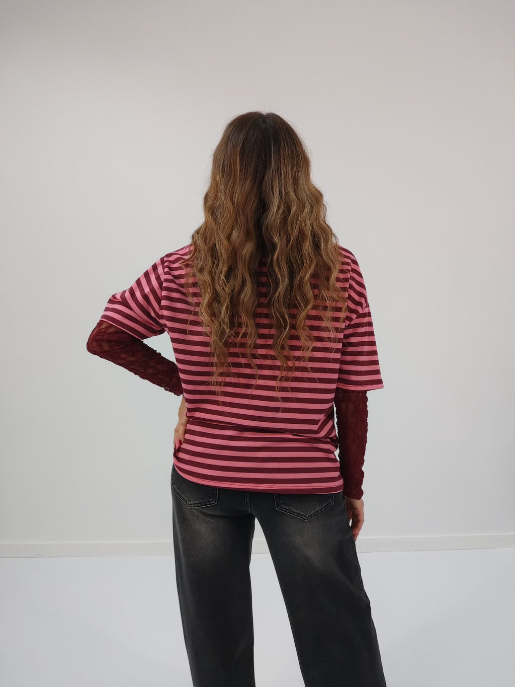 Maglia in viscosa a righe con maniche in pizzo