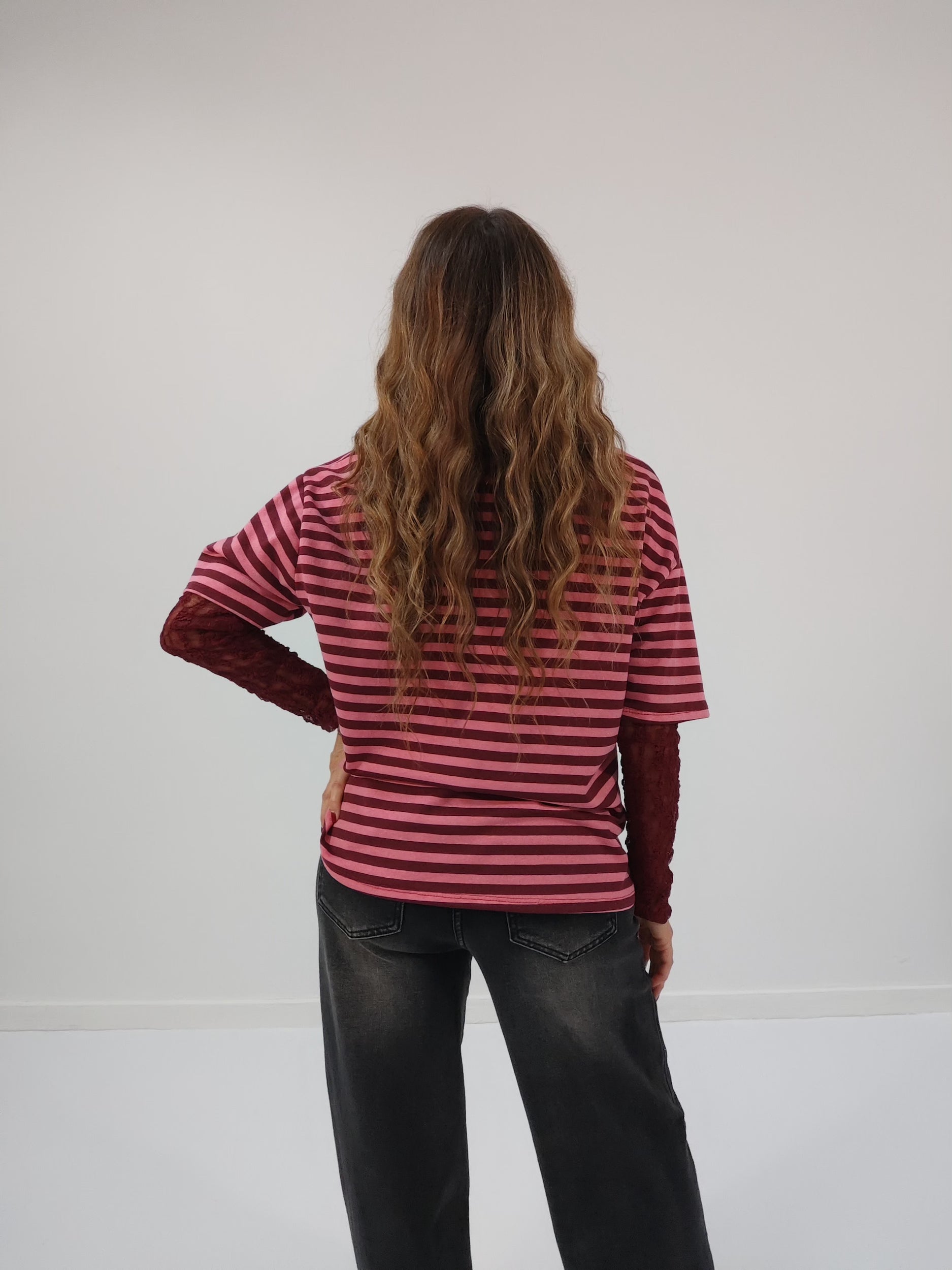 Maglia in viscosa a righe con maniche in pizzo