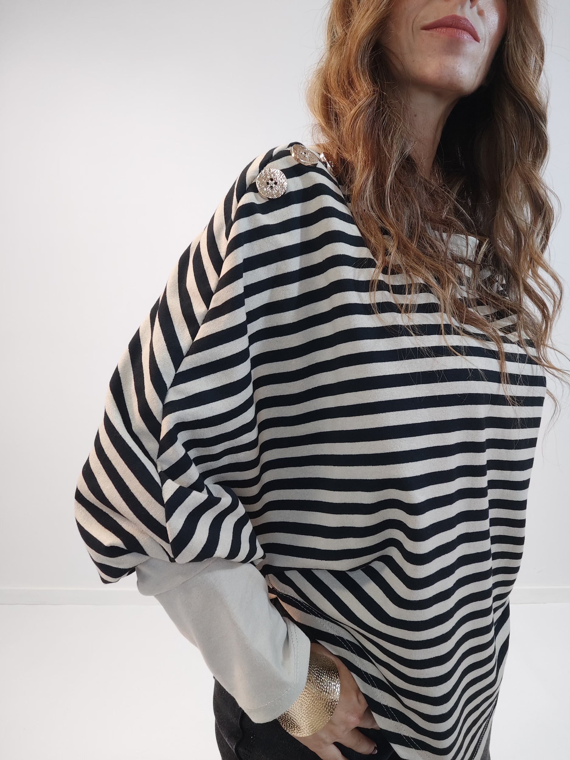 Maglia a righe con maniche a pipistrello