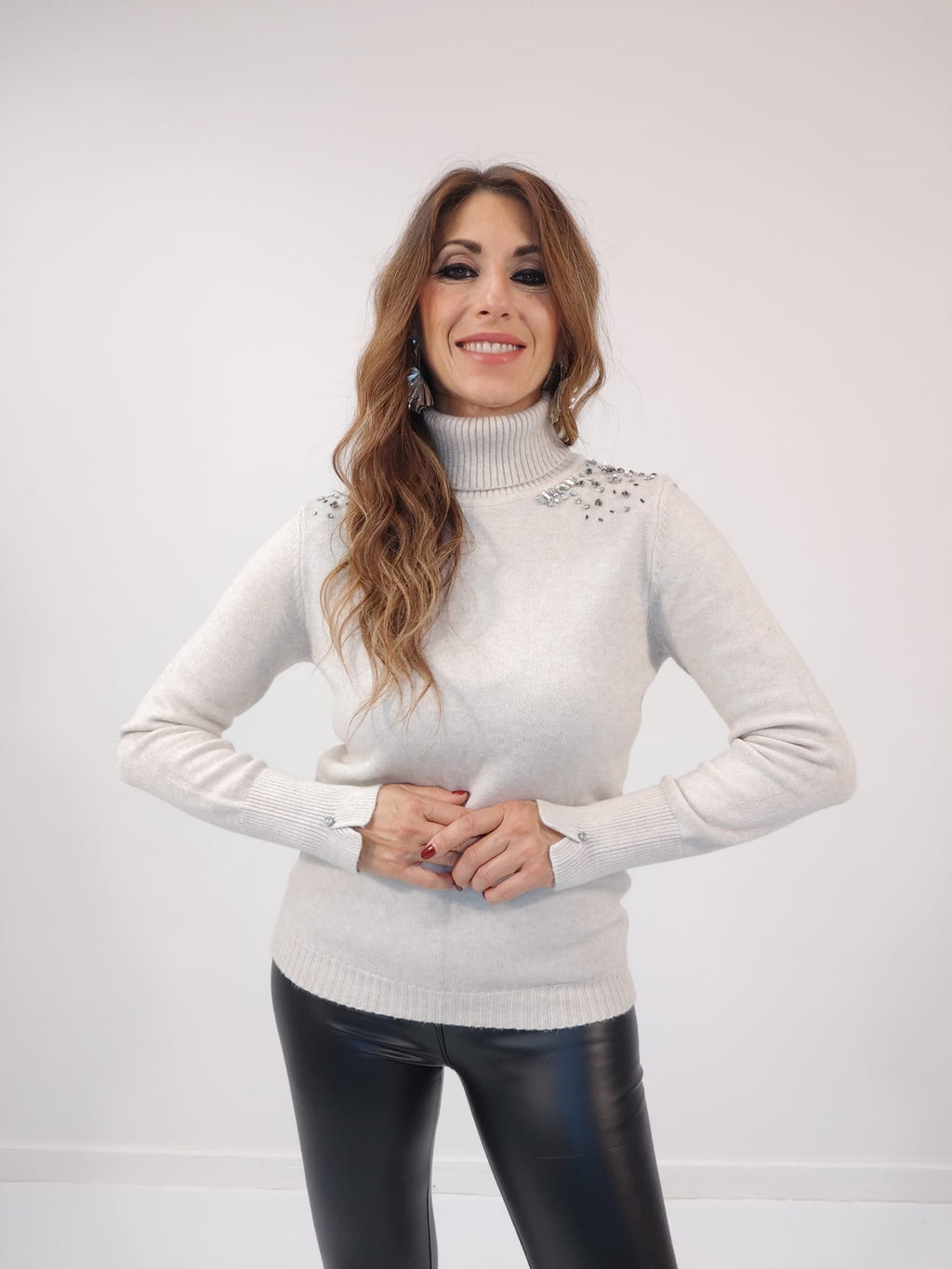 Dolcevita beige ultralight con applicazioni di strass sulle spalle