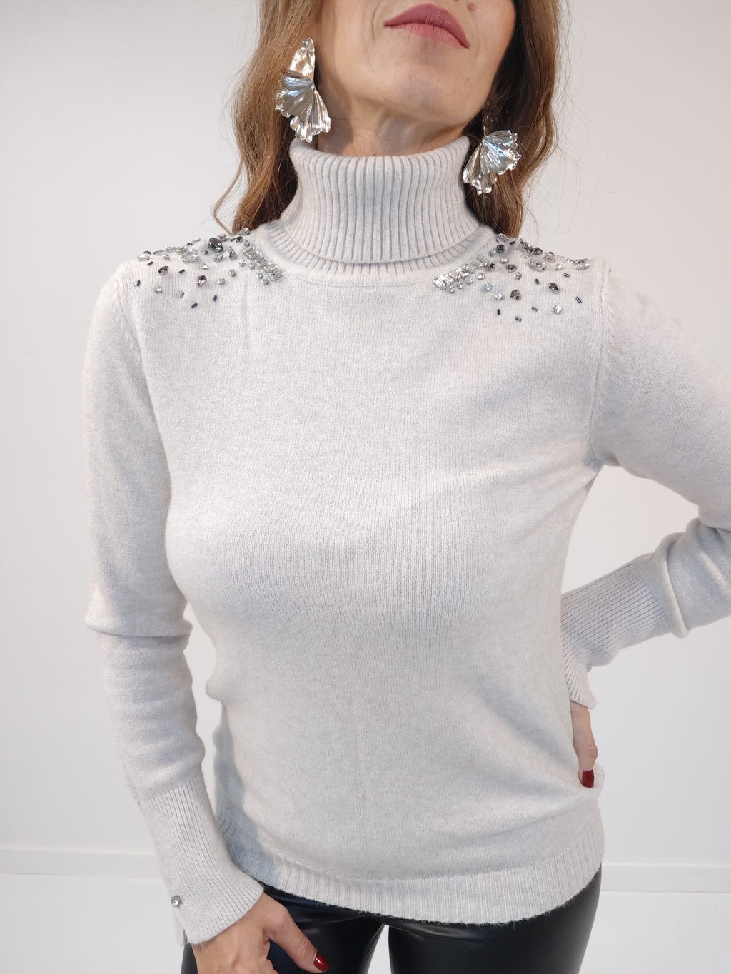Dolcevita beige ultralight con applicazioni di strass sulle spalle