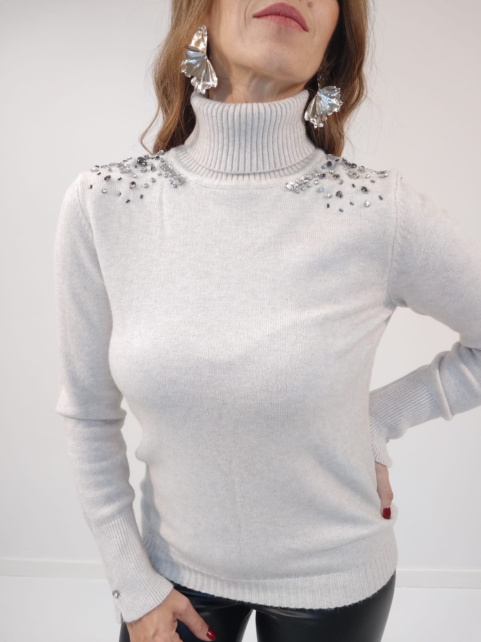 Dolcevita beige ultralight con applicazioni di strass sulle spalle