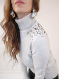 Dolcevita beige ultralight con applicazioni di strass sulle spalle