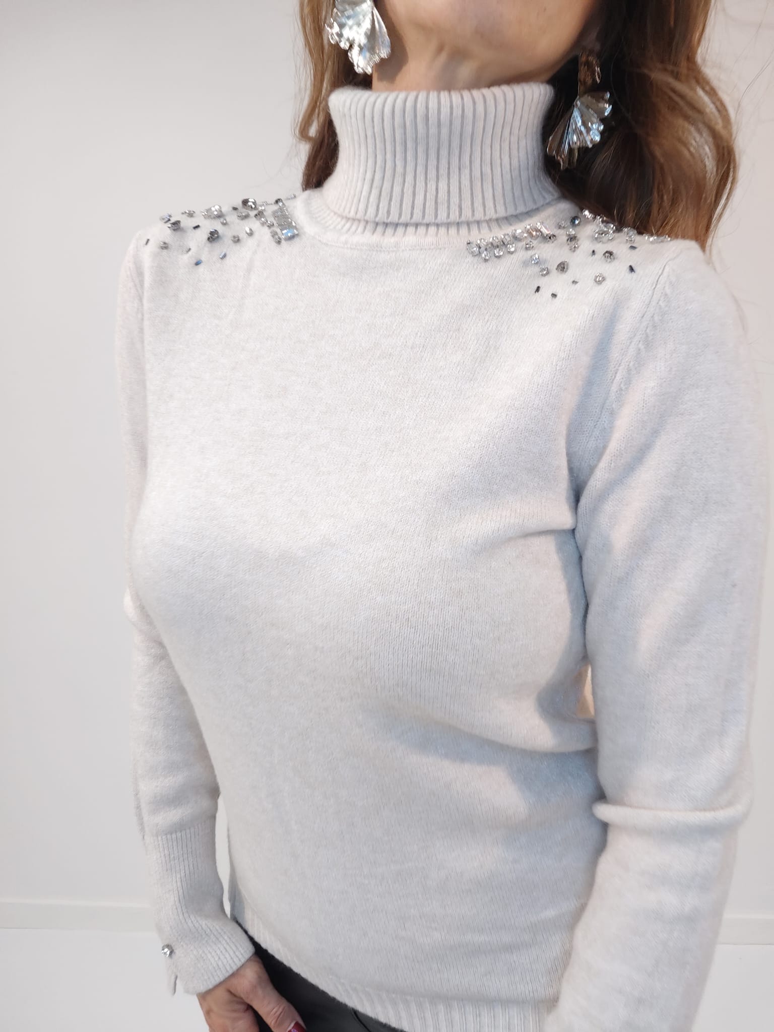 Dolcevita beige ultralight con applicazioni di strass sulle spalle