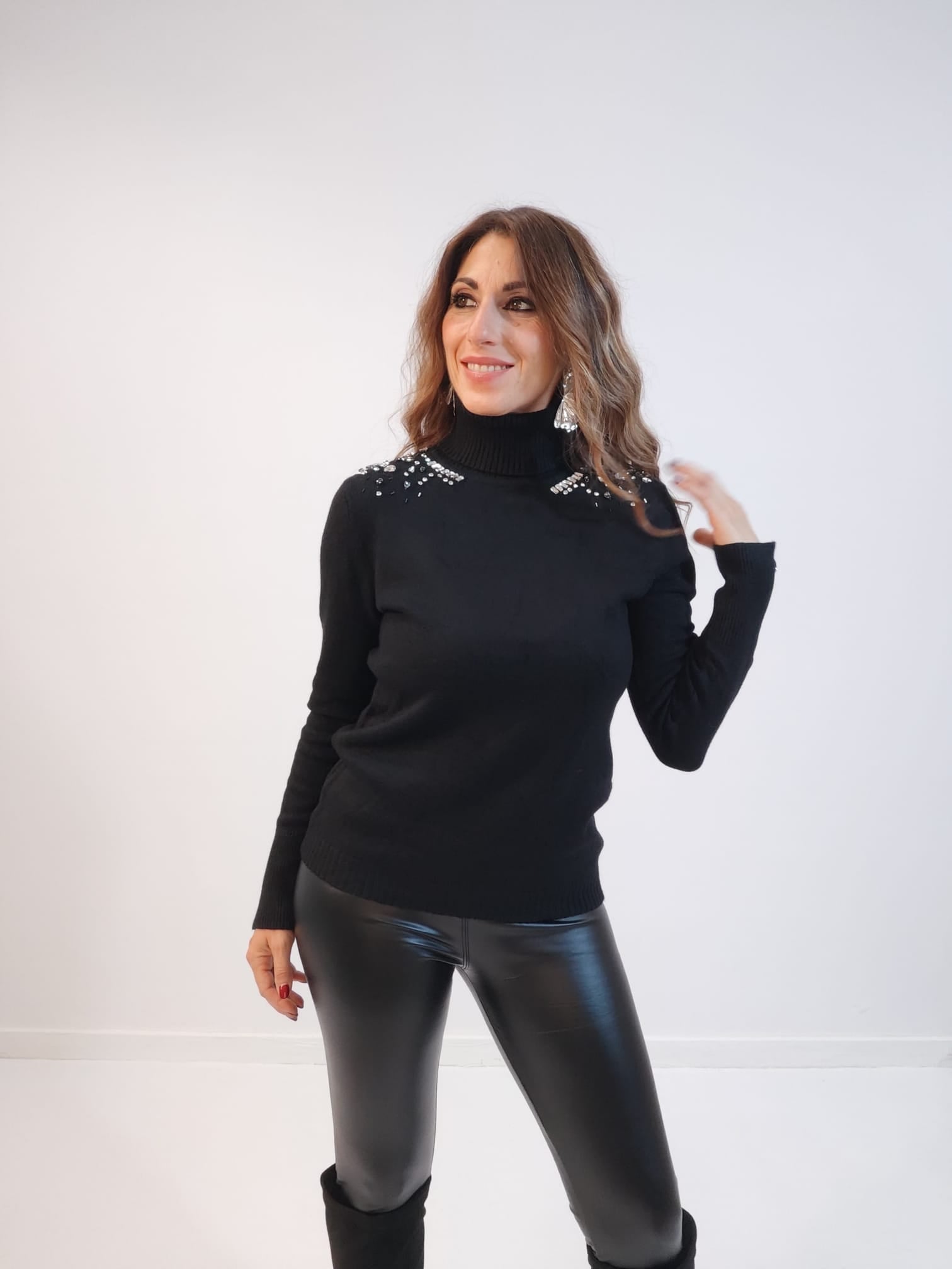 Dolcevita nero con applicazioni di strass sulle spalle