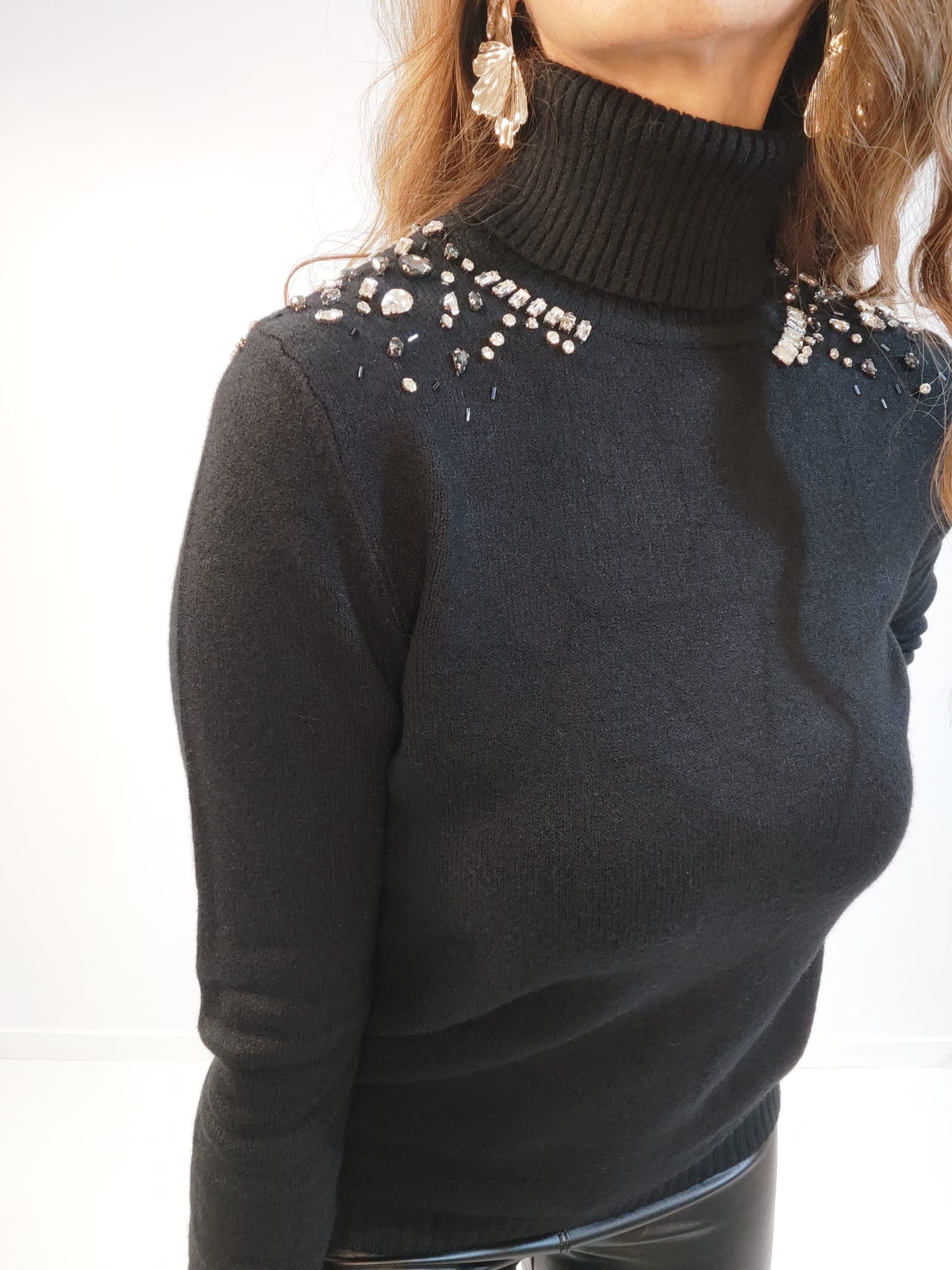 Dolcevita nero con applicazioni di strass sulle spalle