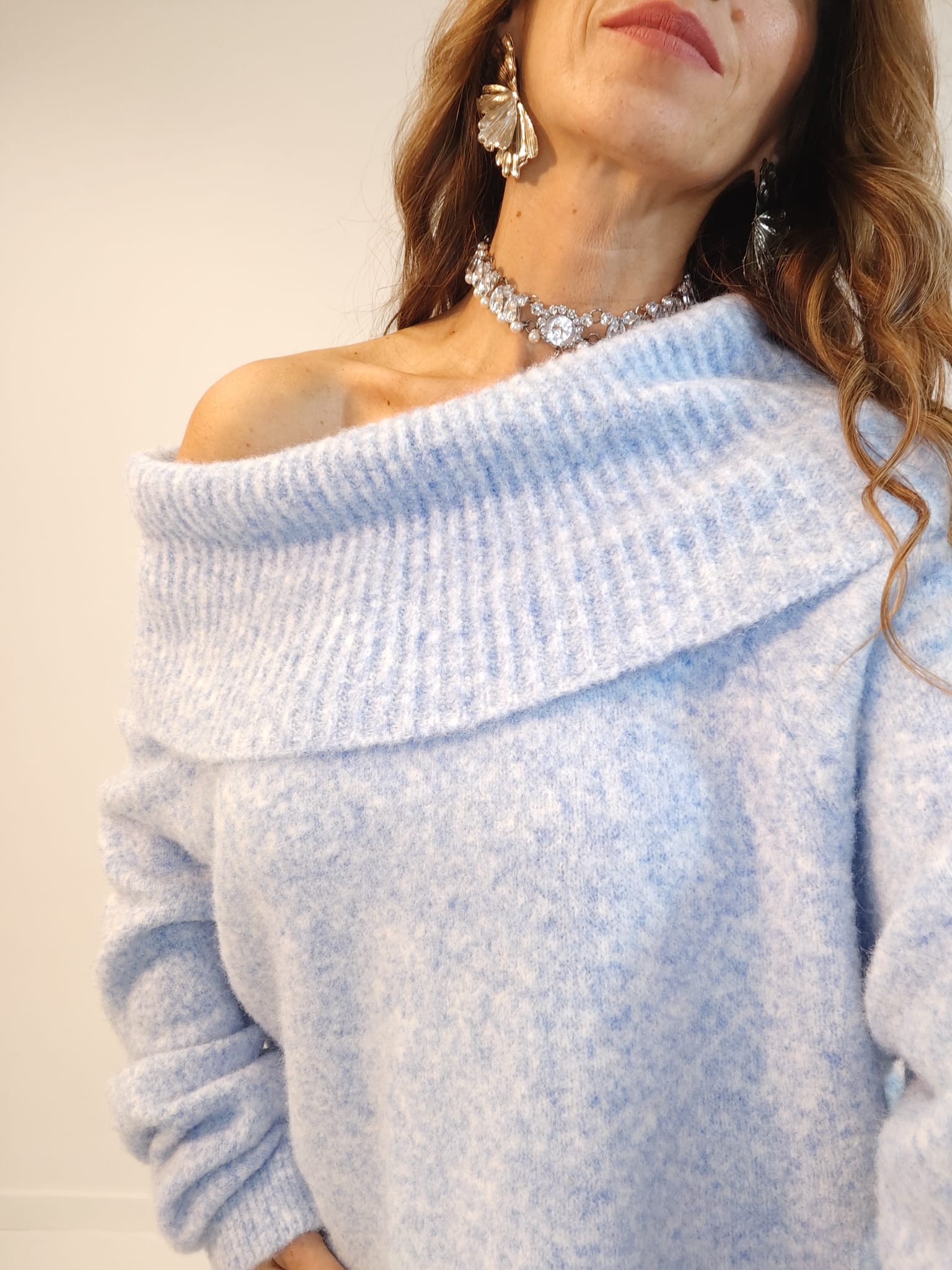 Pull azzurro polvere con spalla scesa