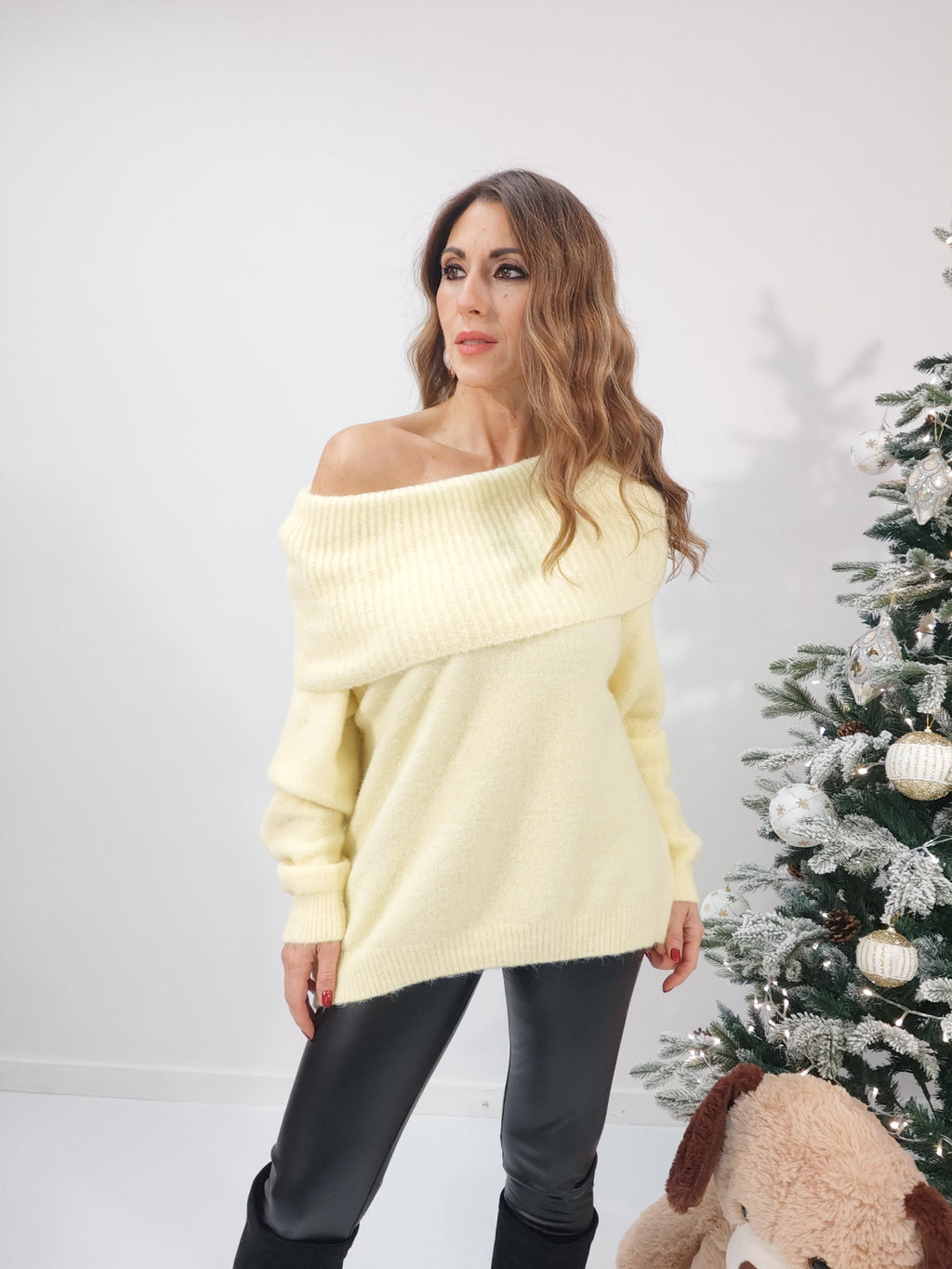 Pull giallo burro con spalla scesa